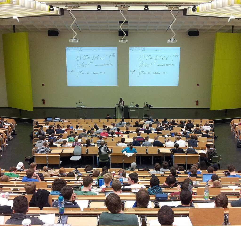 university, lecture, campus-105709.jpg